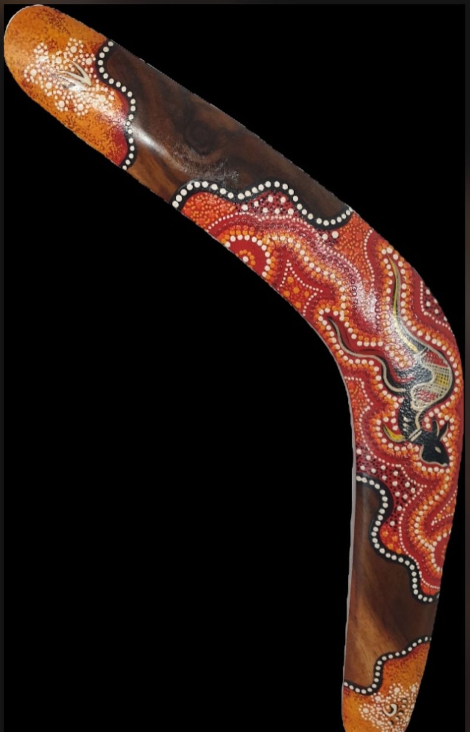 A warm red-and-ochre contemporary boomerang dot-painted around a kangaroo figure amid flame-like bands / Un bumerang contemporan în tonuri calde de roșu și ocru, pictat cu puncte în jurul unei figuri de cangur, printre benzi ca niște flăcări