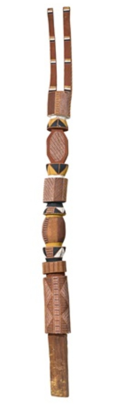 The full length of Leon Puruntatameri's Pukumani pole, from its twin prongs through carved ovoid and geometric registers to the base spike / Întreaga lungime a stâlpului Pukumani al lui Leon Puruntatameri, de la cele două brațe, prin registrele ovoide și geometrice sculptate, până la vârful bazei