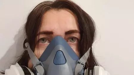 Nineta Bărbulescu, Romania's ambassador to Australia, wearing a respirator mask against bushfire smoke / Nineta Bărbulescu, ambasadoarea României în Australia, purtând o mască de protecție respiratorie împotriva fumului de incendiu