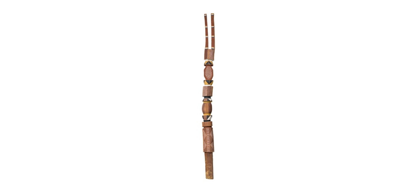 Leon Puruntatameri, Pukumani pole (tutini), 2000 — a tall carved and ochre-painted Tiwi mortuary post with twin prongs, ovoid forms and geometric bands, on a white ground / Leon Puruntatameri, stâlp Pukumani (tutini), 2000 — un stâlp funerar Tiwi înalt, sculptat și pictat cu ocru, cu două brațe, forme ovoide și benzi geometrice, pe fond alb