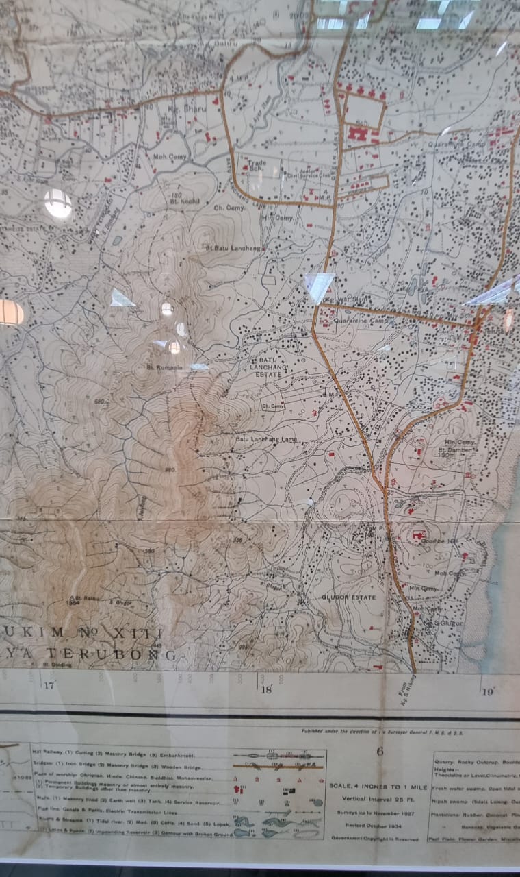 A framed antique British survey map of Penang Island (Mukim No. XIII), 4 inches to 1 mile, surveys to November 1927 revised October 1934, showing the hill labelled Bt. Rumania at left beside Bt. Batu Lanchang and the Batu Lanchang Estate / O hartă britanică de cadastru a Insulei Penang, cu dealul etichetat Bt. Rumania în stânga